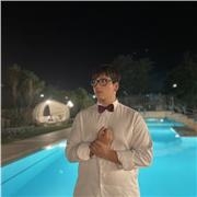 Impartisce ripetizioni agli studenti nella materia inglese